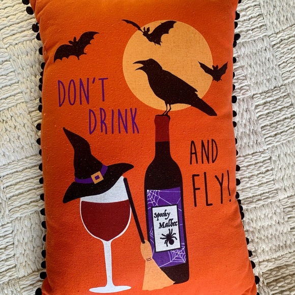 5 PIECE HALLOWEEN BUNDLE INCLUDES COLLECTORS ITEM - Picture 6 of 14